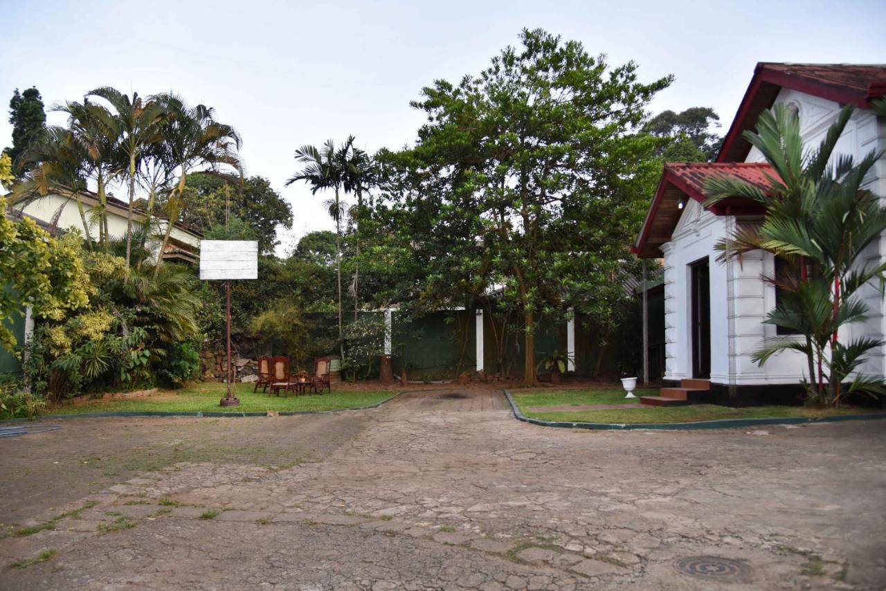 Antique Tourists Lodge Kandy Bagian luar foto