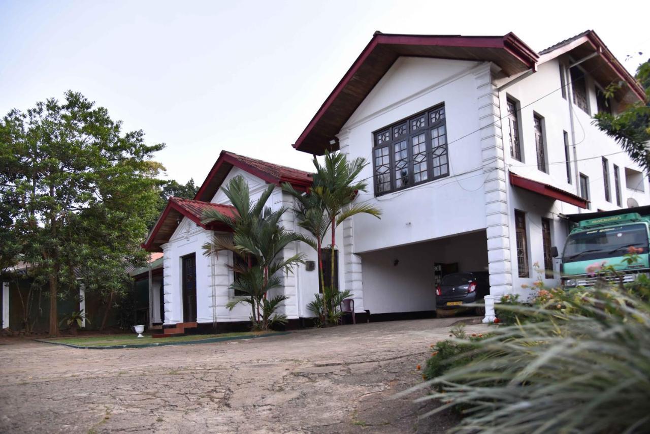 Antique Tourists Lodge Kandy Bagian luar foto